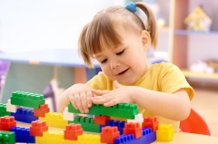 girl-playing-with-blocks